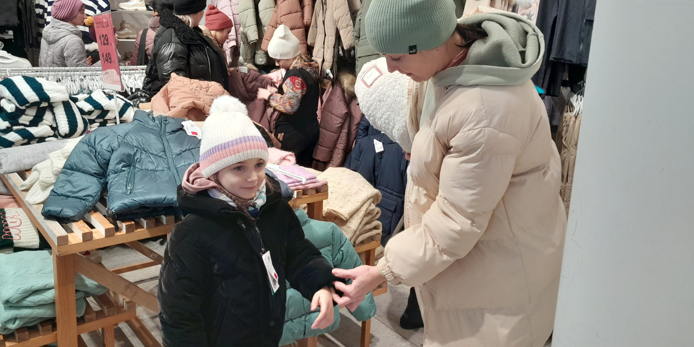 Peste 500 de copii ucraineni și moldoveni au fost asigurați cu îmbrăcăminte și încălțăminte de iarnă, datorită suportului People in Need