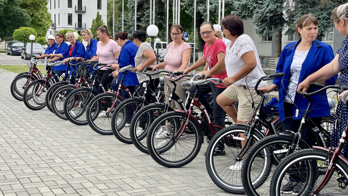 Mai multă mobilitate pentru mai mult sprijin: 16 triciclete oferite lucrătorilor sociali din Ungheni