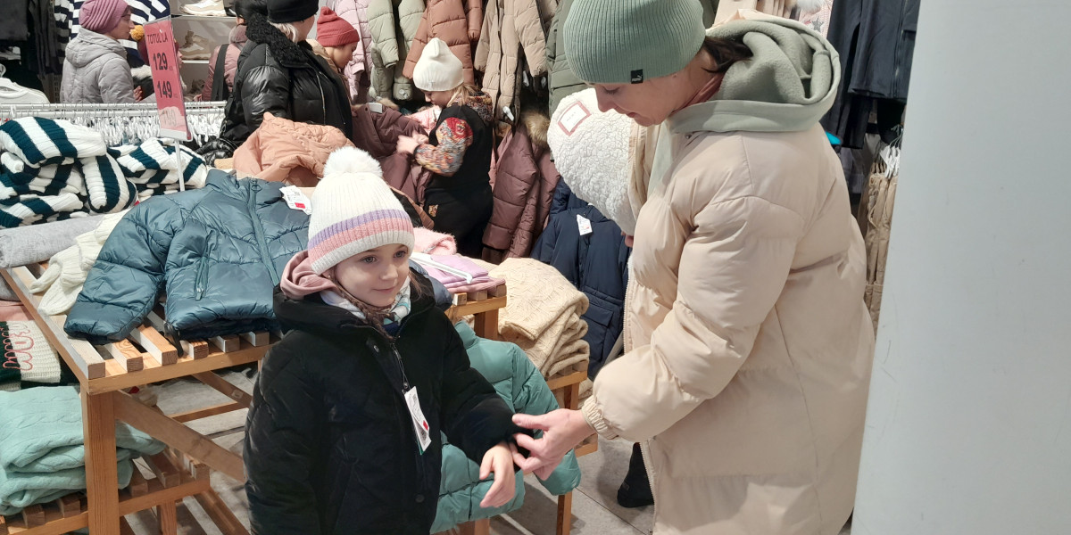Peste 500 de copii ucraineni și moldoveni au fost asigurați cu îmbrăcăminte și încălțăminte de iarnă, datorită suportului People in Need