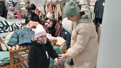 Peste 500 de copii ucraineni și moldoveni au fost asigurați cu îmbrăcăminte și încălțăminte de iarnă, datorită suportului People in Need