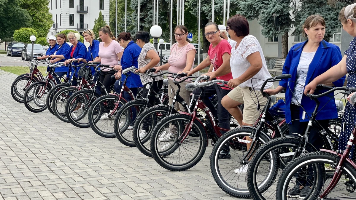 Mai multă mobilitate pentru mai mult sprijin: 16 triciclete oferite lucrătorilor sociali din Ungheni
