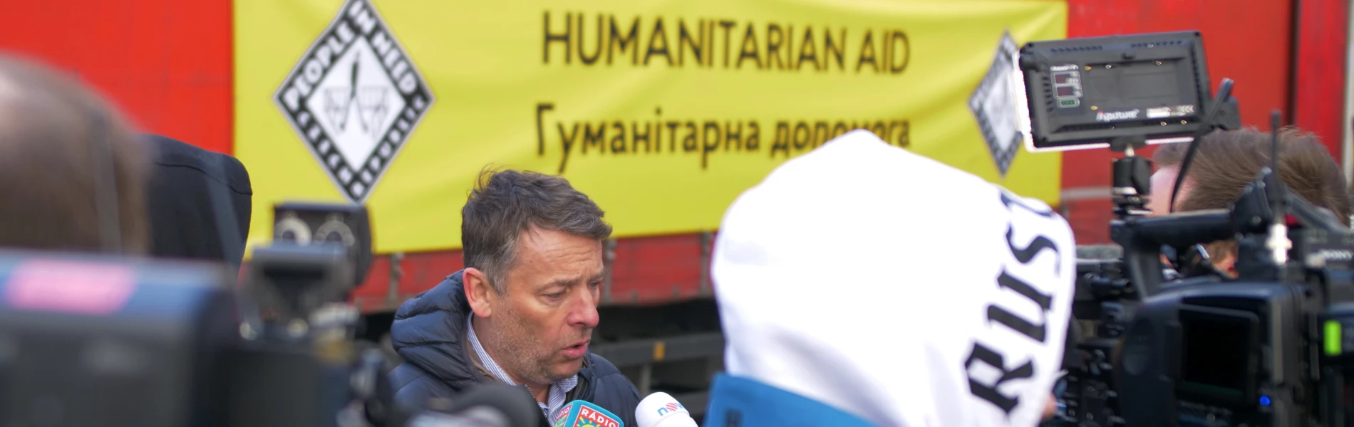 Primele trei camioane care transportă ajutoare umanitare sunt în drum spre Ucraina; alte două camioane vor ajunge în Slovacia